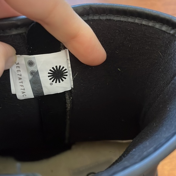 UGG Waterproof leather black Moto Boot with zipper Girl Size 6 - Picture 10 of 10